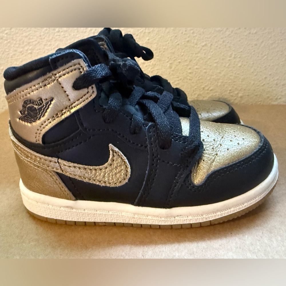 Nike Kids Black and Gold Sneakers